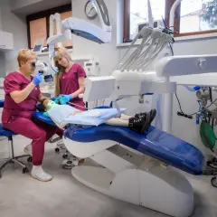 Bezpieczne leczenie zębów dziecka pod narkozą? Wszystko, co musisz wiedzieć